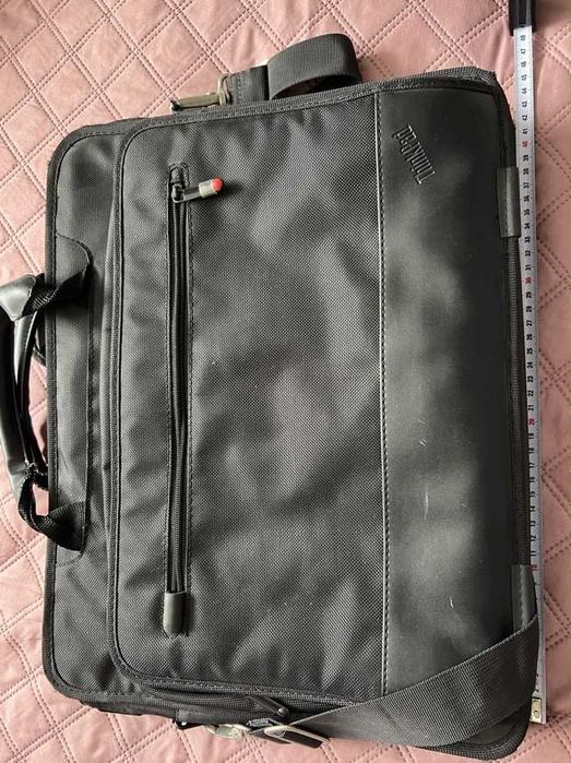 czarna torba na laptopa laptop