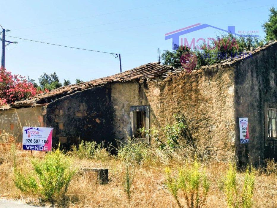 Moradia T2 com terreno a confrontar com ribeira em Figueiró dos Vinhos