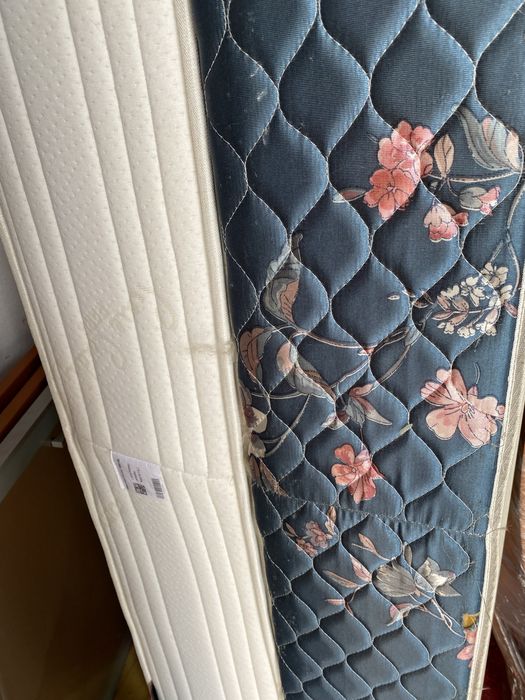 Cama de casal com colchoes e estrado