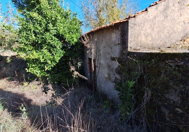 Ruína na aldeia de Faval em Sobral