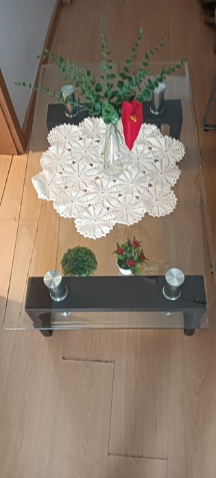 Mesa de centro ou apoio grande de vidro com pés em madeira duas plataformas