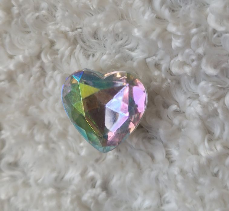 Przypinka do crocs mieniące serce