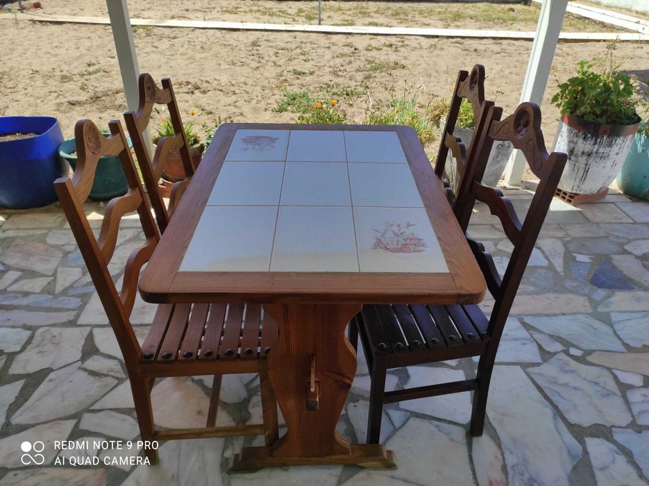 mesa de azulejos e cadeiras