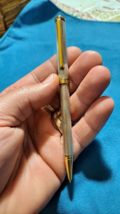Caneta em prata contrastada.