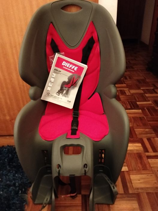 Cadeirinha de bebé para bicicleta com capacete