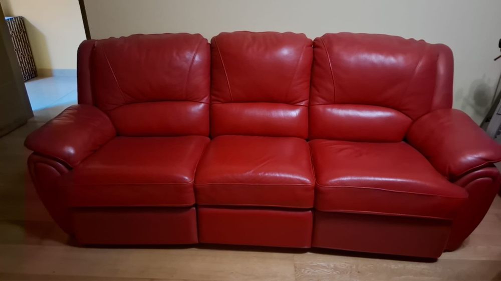 Sofa em pele vermelha