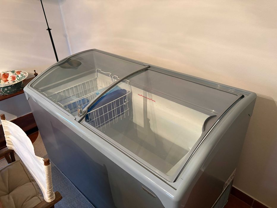 Arca Congeladora GGM Gastro 286L - Tampa de Vidro - Como Nova