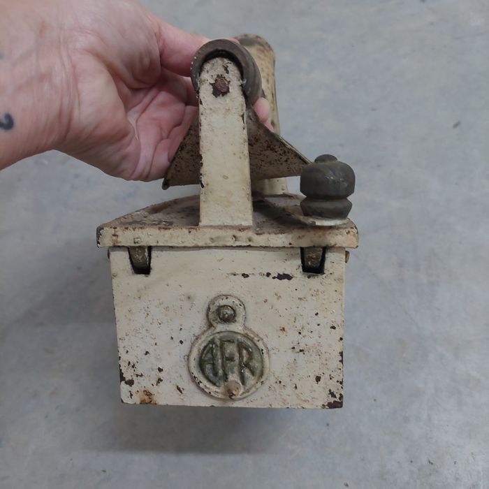 Ferro de engomar antigo.