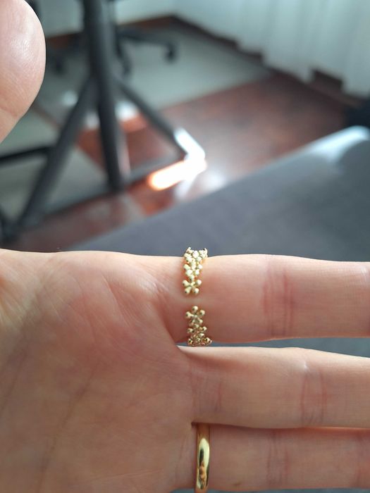 Anel dourados com brilhantes em forma de flor