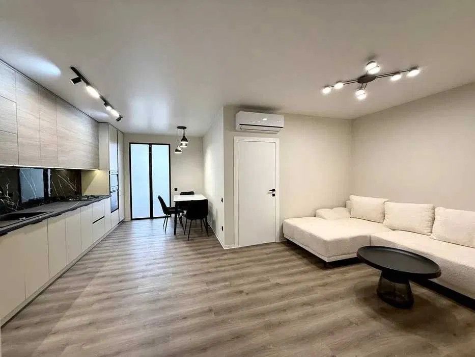 Продаж 2-кім. квартири 75 м.кв., в. Тролейбусна
