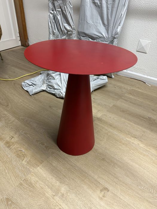 Mesa interior ou exterior de apoio ou mesa central colocado pelo decorador