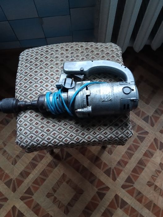 На Запчасти!!Продам старую электродрель ,были электроножницы.