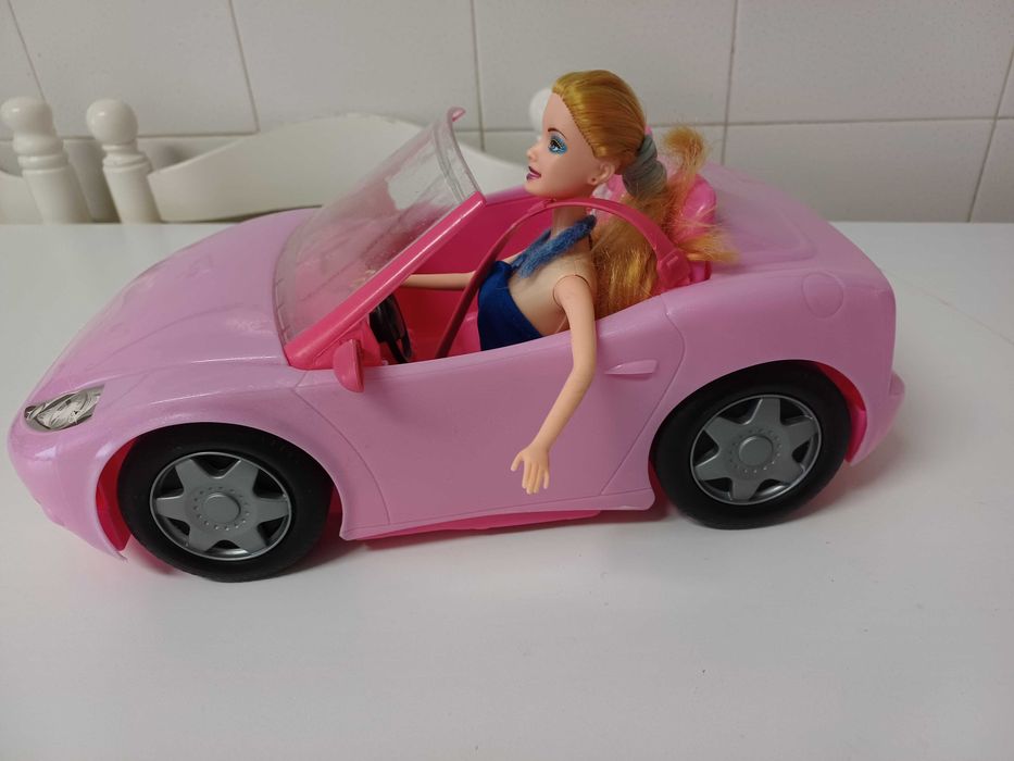 Barbie com o carro rosa