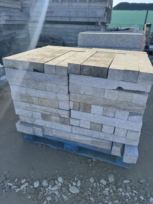 Kamień granitowy palisady cięto łupane