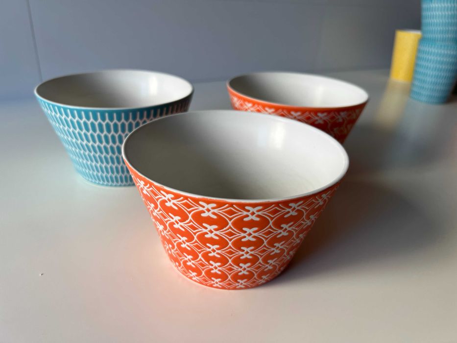 Conjunto de canecas e taças coloridas
