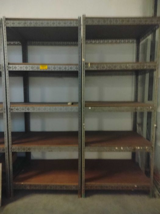 Regał wysoki z półkami