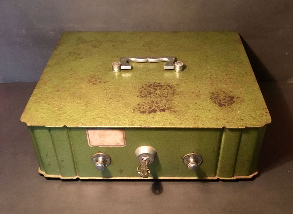 COFRE/FERRO - bom funcionamento - 6,6 Kg - antigo