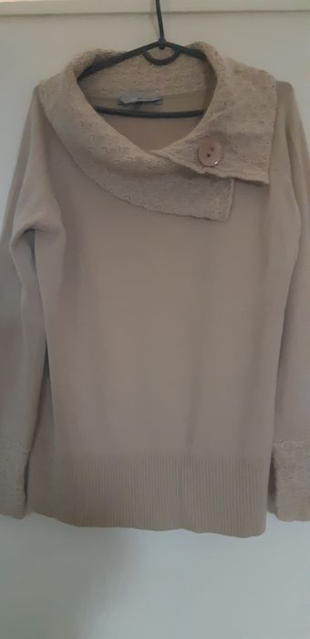 Светер біжоврго кольору