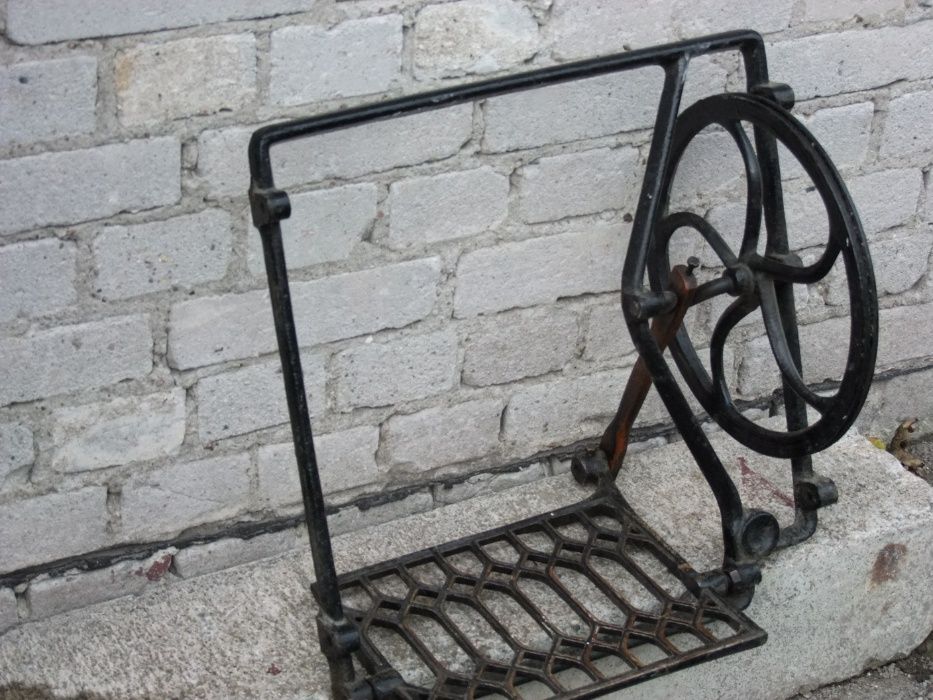 Element starej żeliwnej maszyny - dekoracja ogrodowa