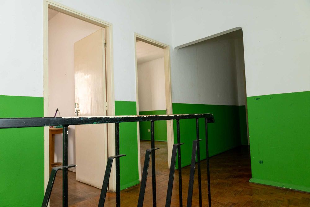 Arrenda-se Piso Inteiro com varanda e saguão