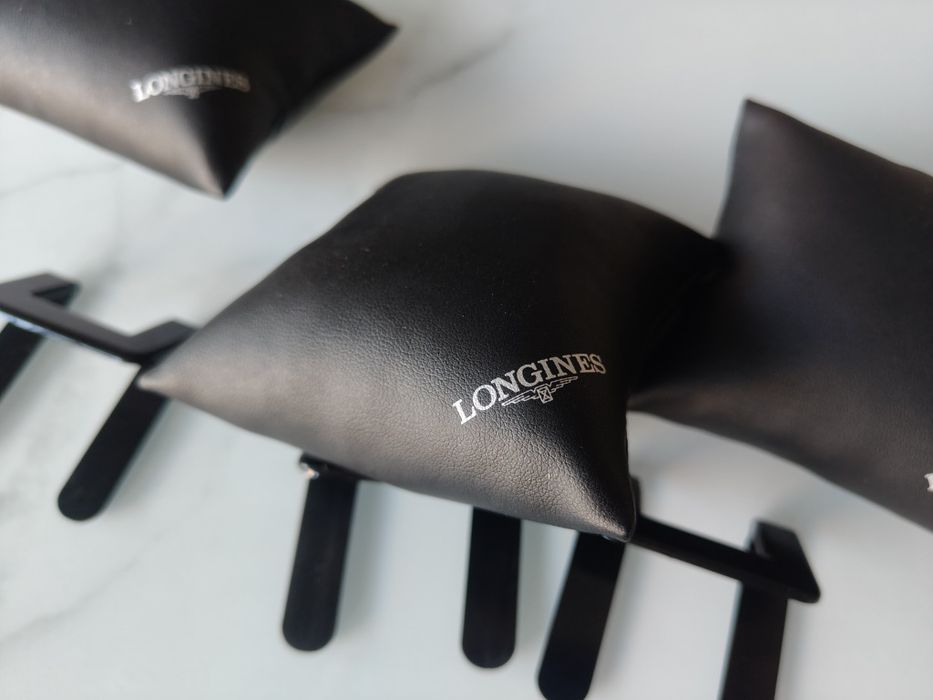Ekspozytor na zegarki marki Longines czarny cztery sztuki