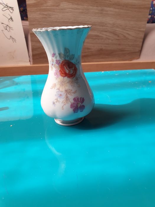 Stary porcelanowy mały wazon Chodzież z lat 60