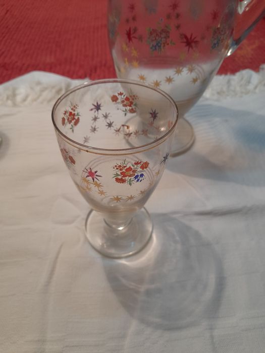 Serviço de água em vidro muito antigo