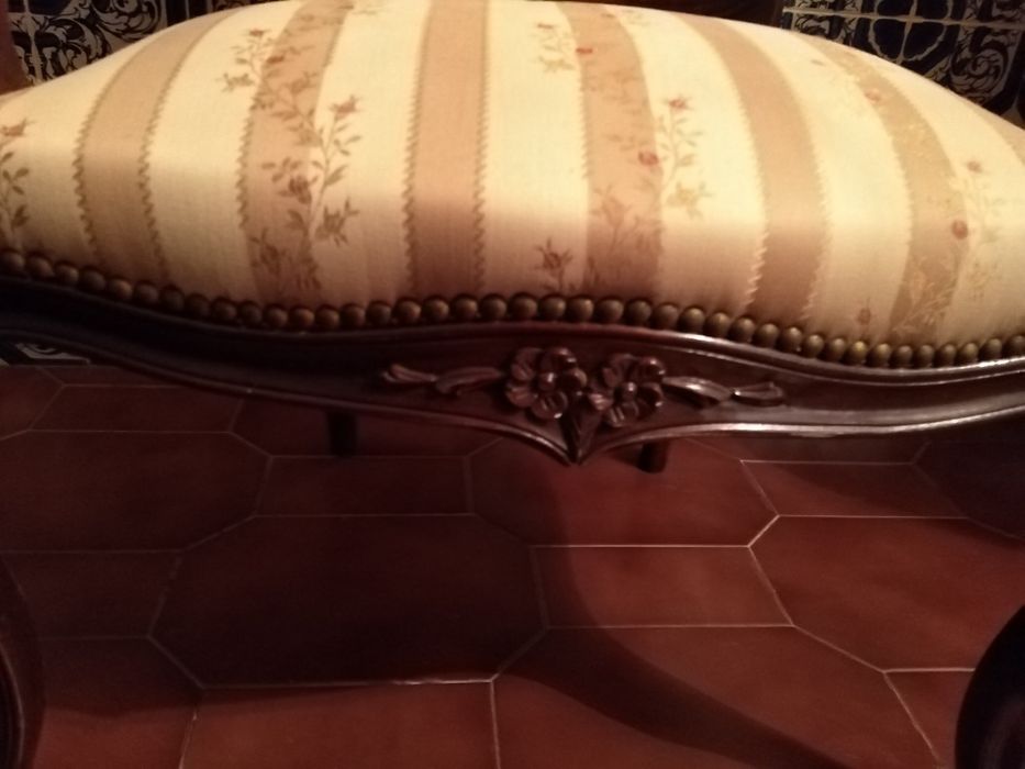 Cadeirão de Braços em Mogno Estofado