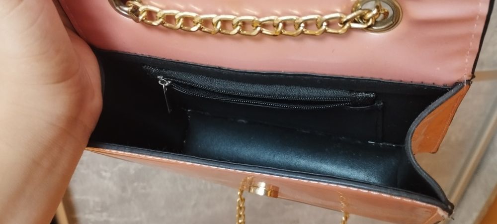 Продам красиву рожеву сумку на ланцюжку