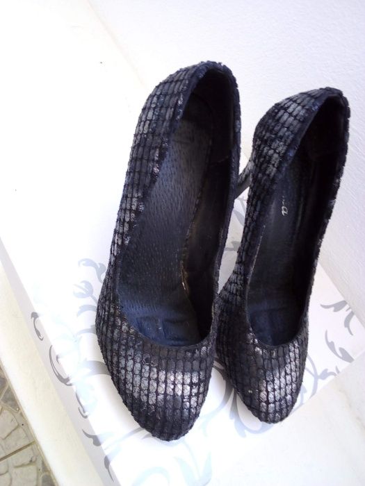 Sapatos pretos e prateados, super elegantes - Tamanho 37