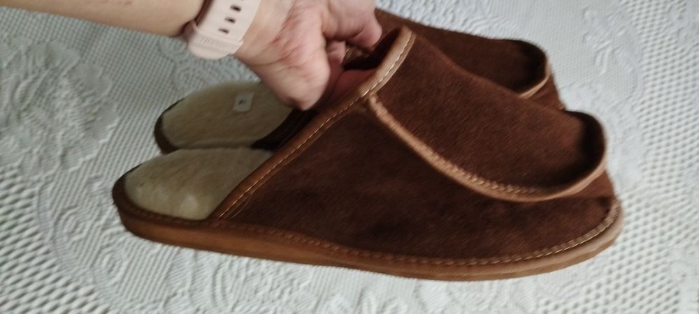 Pantofle na wysokie podbicie i opuchnięte stopy