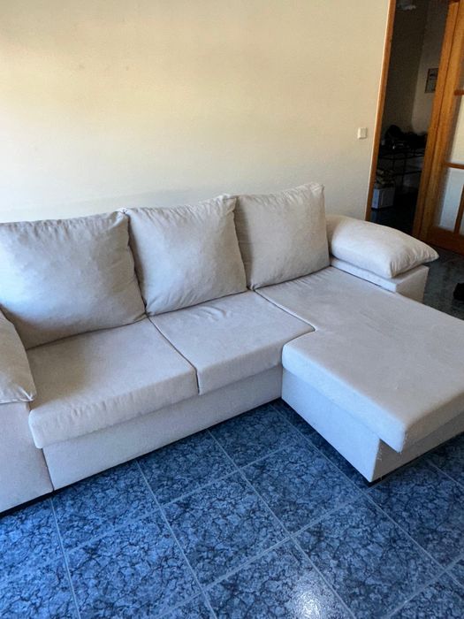 Sofá chaise longue reversivel e dois puffs nos braços