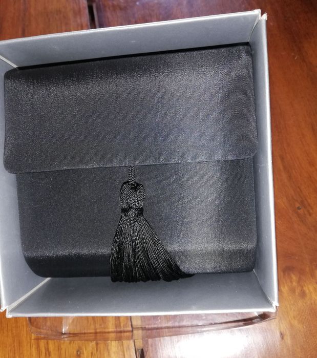 Bolsa em tecido preto com fio em algodão e borla cor preta. Nova