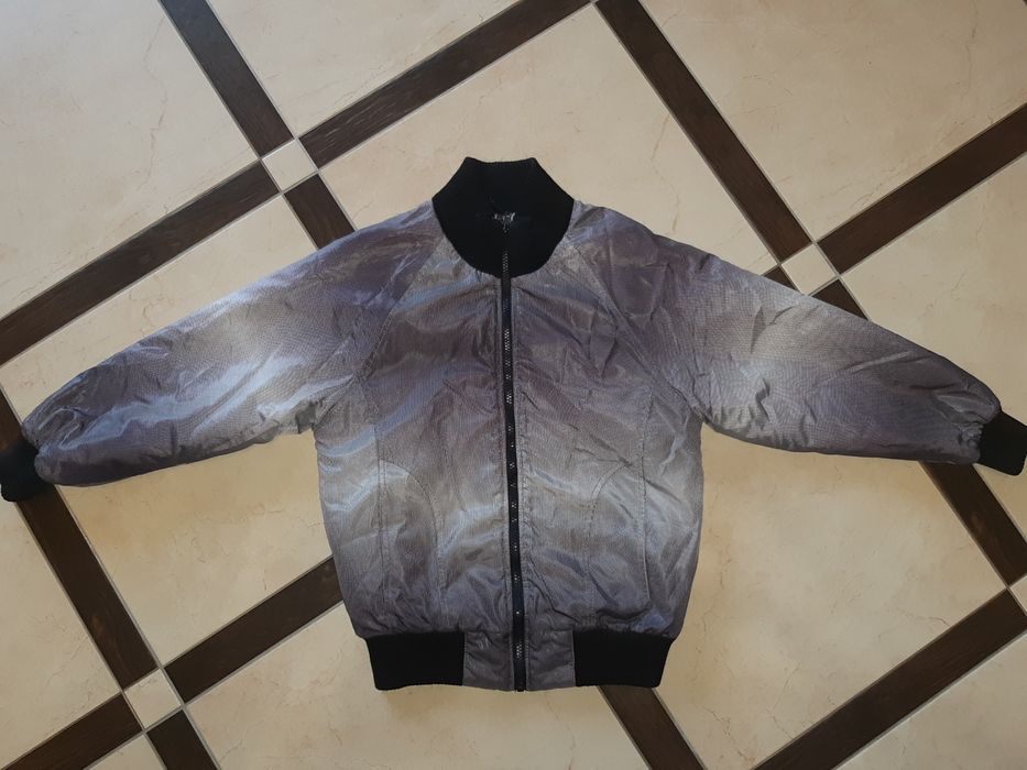 Продам курточку на весну на мальчика рост 128 см