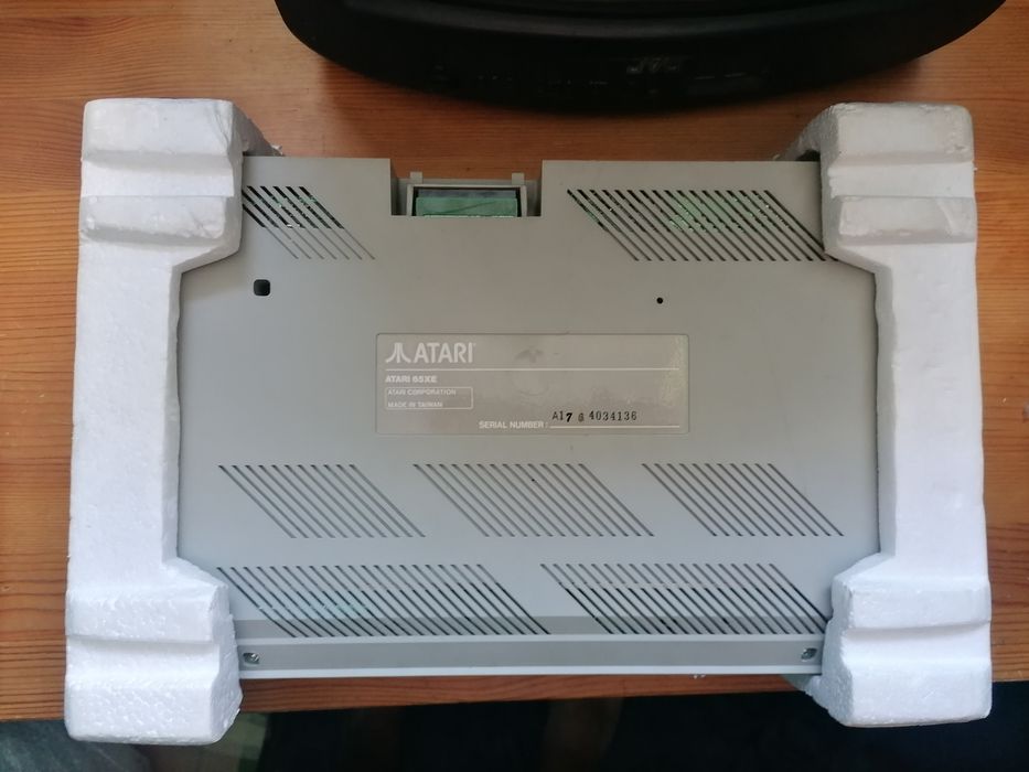 Atari 65xe z oryginalnym zasilaczem i boxem