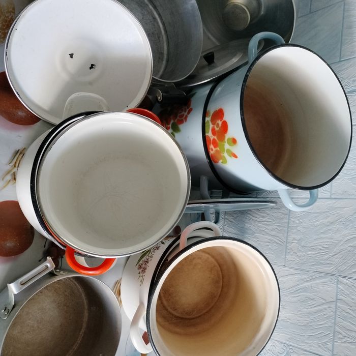 Кастрюли разные, эмалированные и алюминиевые