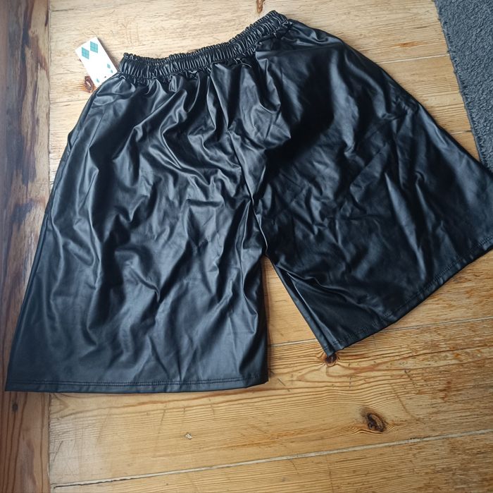 Bermudy z ekoskórki