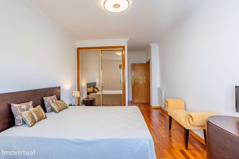 Apartamento T3 em Prior Velho com garagem