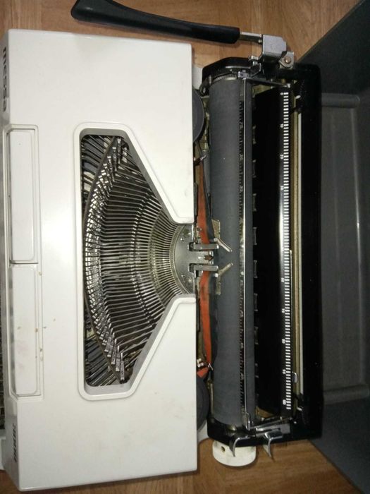 Máquina de escrever antiga marca Messa