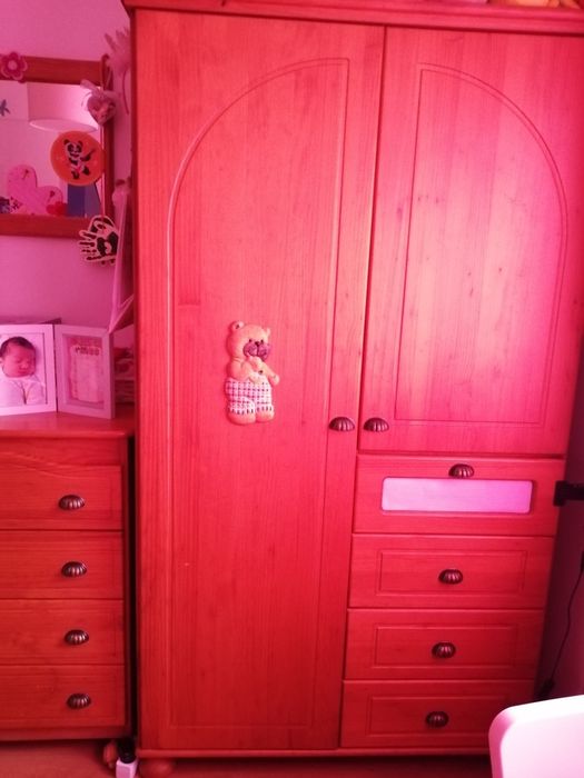 Guarda roupa e cómoda de criança