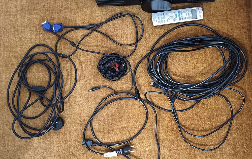 Projektor Panasonic PT‑AE2000E – Full HD do kina domowego