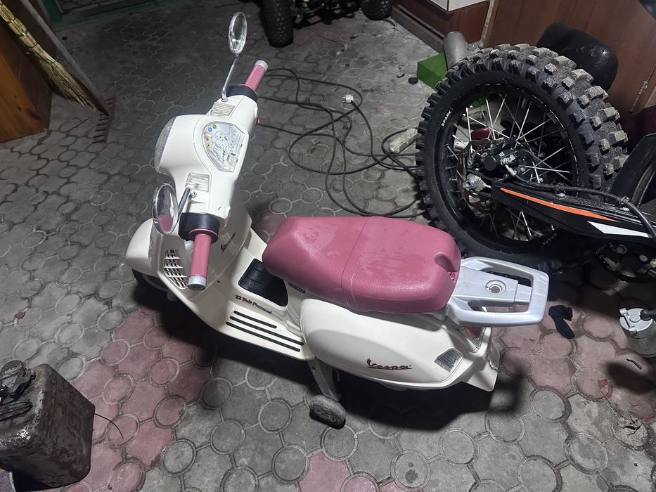 Дитячий скутер Peg-perego Vespa NEW 0019 12 В бежевий