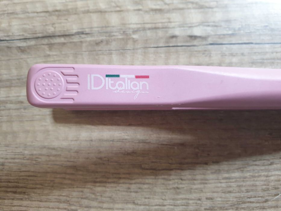 Prancha de cabelo cor de rosa da marca IDItalian Design