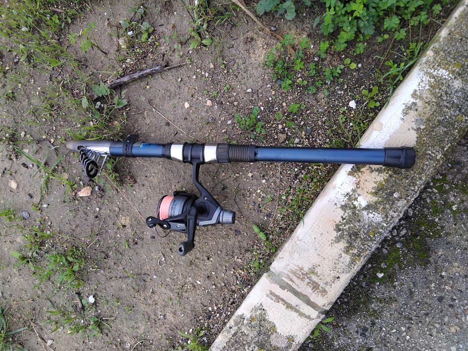 8 Carretos e 3 canas de pesca