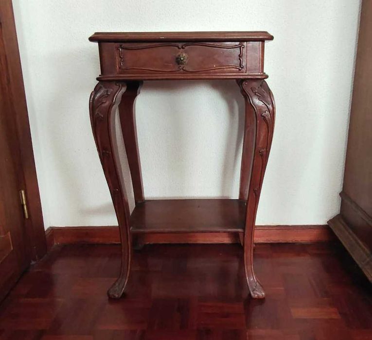 Mesa de apoio ou de cabeceira