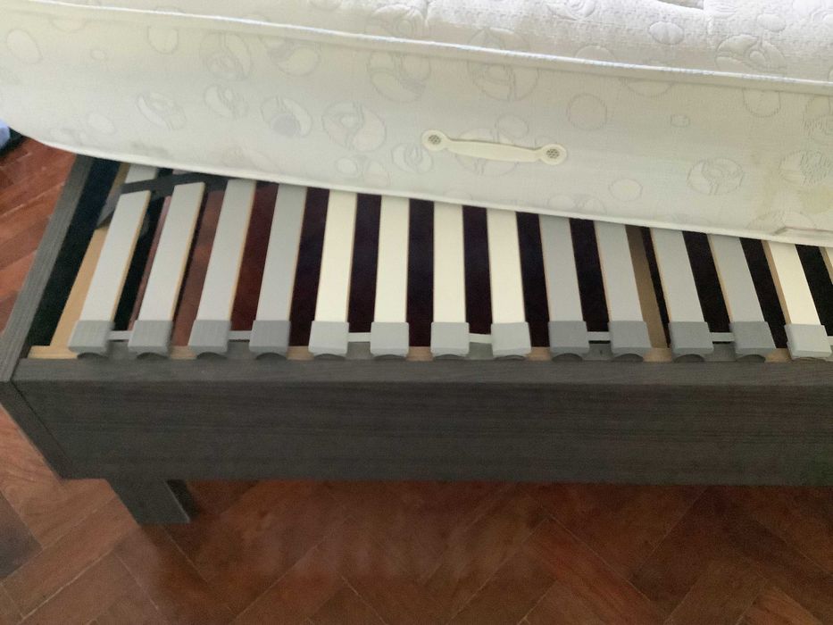 Cama de casal desmontada e pronta a levar