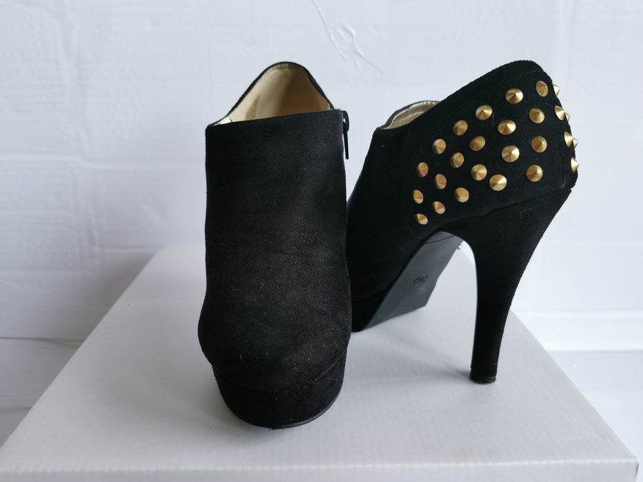 Botins pretos com tachas dourado