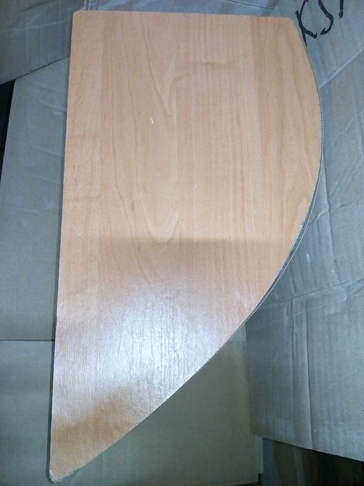 навесная деревянная полка-подставка на кронштейнах