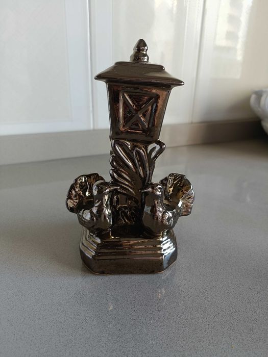 Estátua decorativa com acabamento metalizado