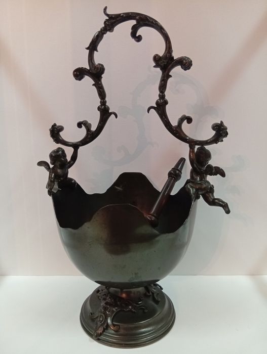 Balde em bronze com aspressorio